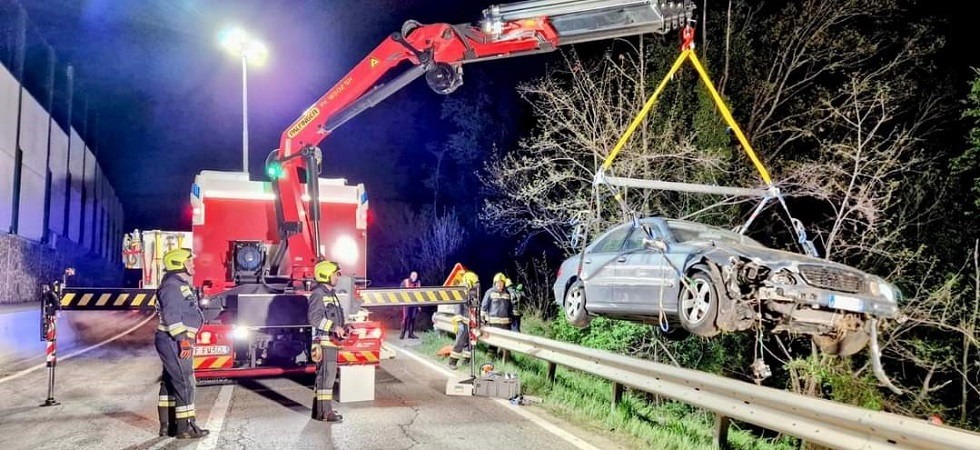 Perde il controllo dell’auto, sbatte contro un terrapieno e precipita nel fossato